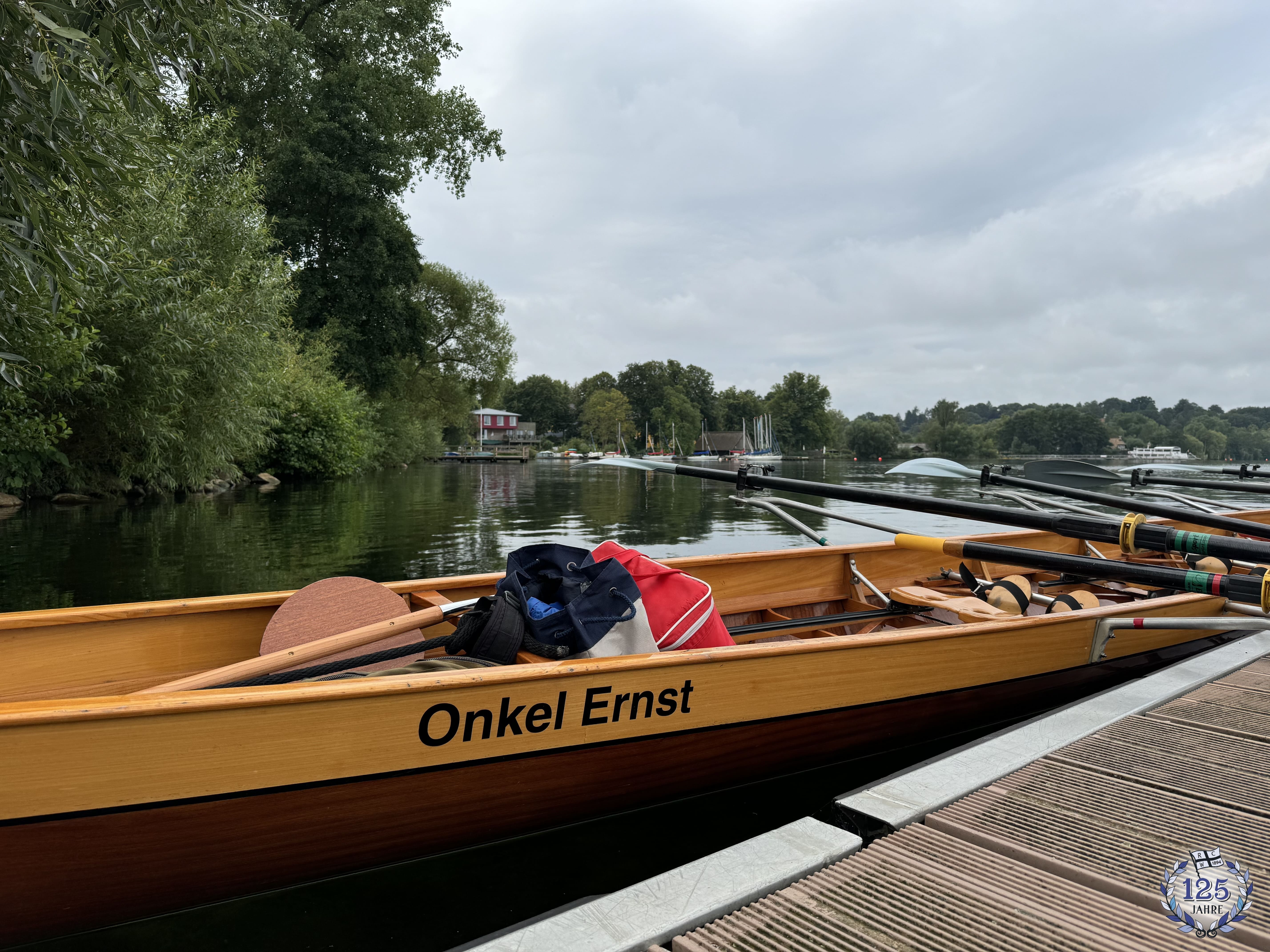 Im Vordergrund der Name 'Onkel Ernst' auf dem Bug eines Gig-Vierers.