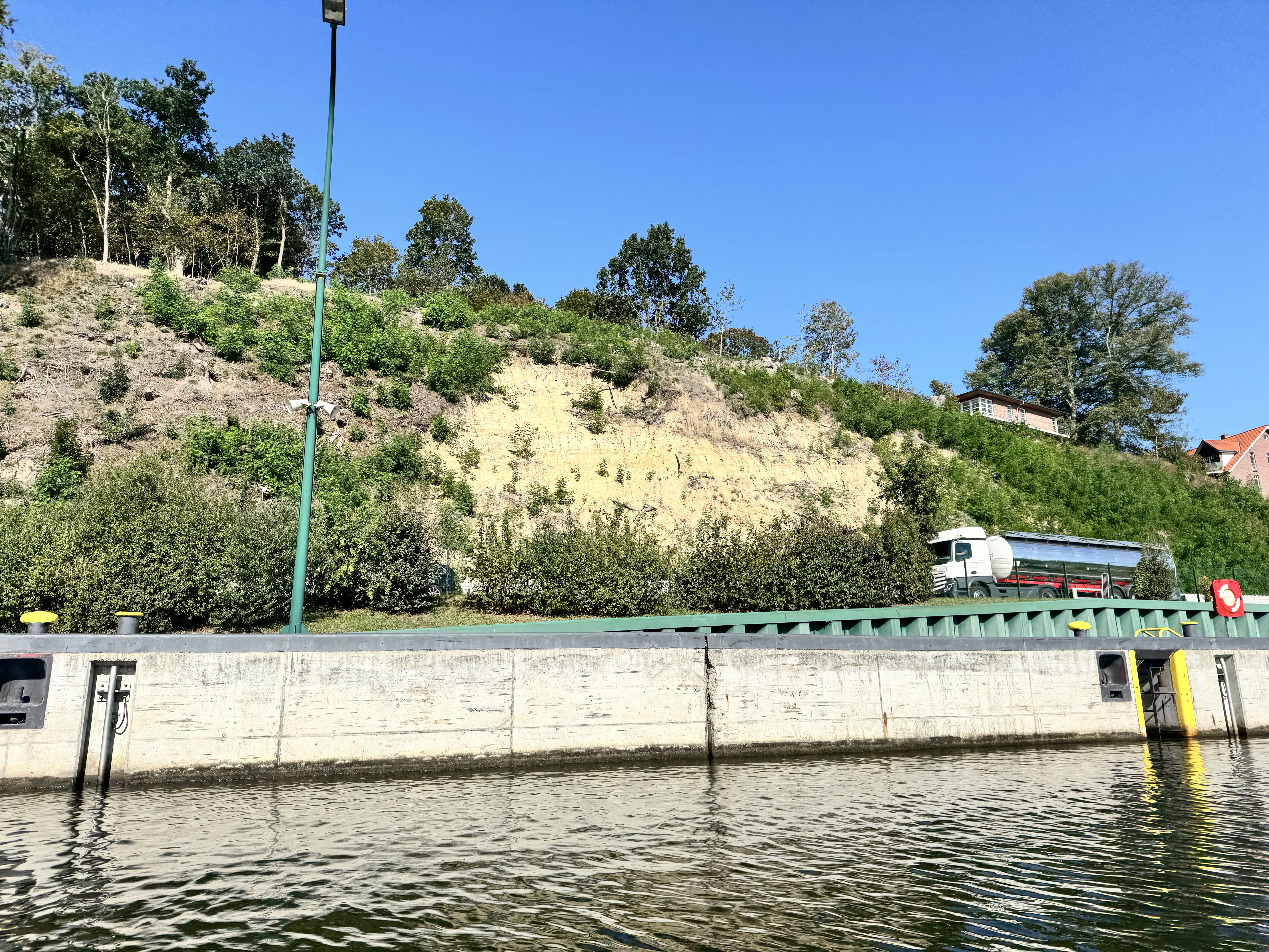 Der abgerutschte Hang des Lauenburger Butterbergs aus Sicht des Elbe-Lübeck-Kanals.